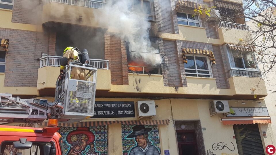 Los bomberos del SPEIS extinguen un incendio con mucha carga térmica originado en una vivienda en San Blas