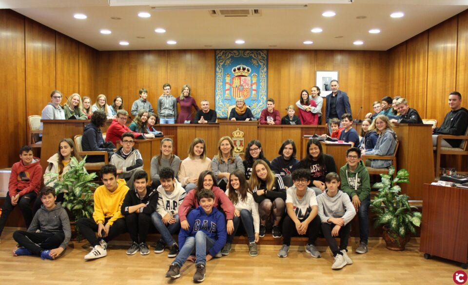 Estudiantes franceses de intercambio con alumnos de los Salesianos visitan el Ayuntamiento de Ibi