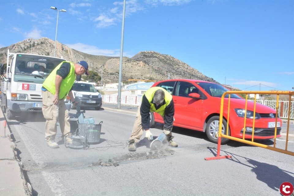 El Ayuntamiento de Elda inicia los trabajos de reparación de la calzada del Puente del Centro Excursionista Eldense