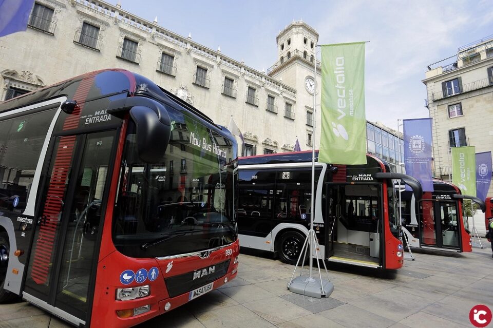 Los cinco primeros autobuses híbridos-eléctricos de Alicante se incorporan a la flota y rotarán por las líneas para que los utilicen todos los usuarios