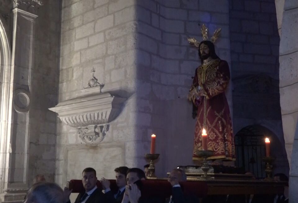 La Semana Santa arranca en Villena con la elevación de Nuestro Padre Jesús del Amor a su trono