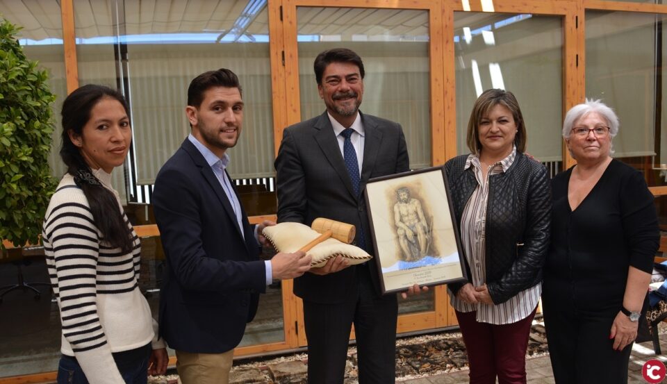 La Hermandad de la Humildad y la Paciencia de Alicante designa al alcalde su Clamator para la Semana Santa 2019