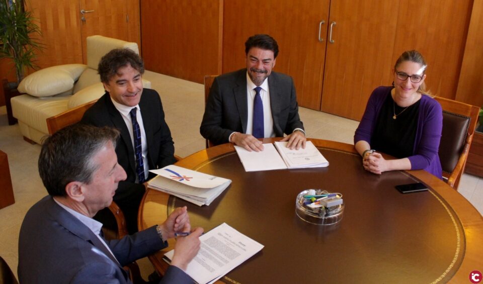 Ayuntamiento y Turismo de la Comunidad Valenciana acuerdan convocar la comisión de seguimiento del convenio para trasladar la oficina de turismo