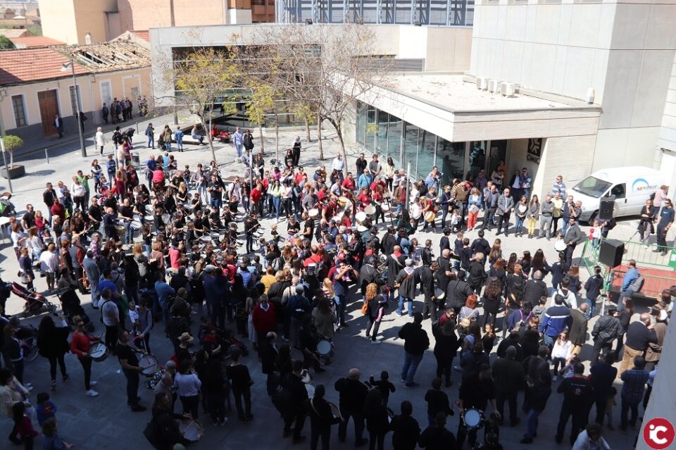 Decenas de percursionistas participan en la II Tamborrada de Sant Vicent