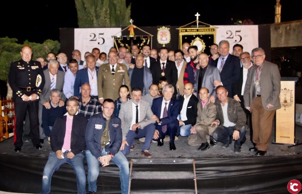 La Hermandad de Santa Cruz entrega a Luis Barcala la Insignia de Oro