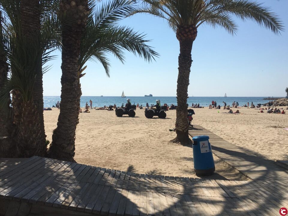 La Policía Local refuerza la vigilancia en las playas de Alicante para Semana Santa patrullando con quads