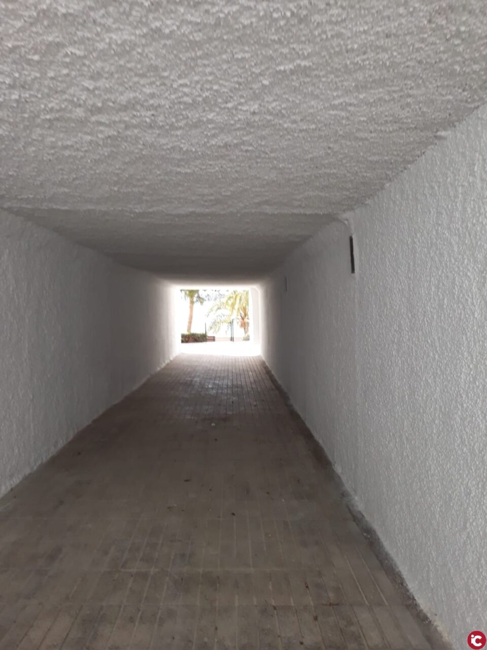 El Ayuntamiento rehabilita el paso inferior de la Albufereta para facilitar el acceso peatonal a la playa