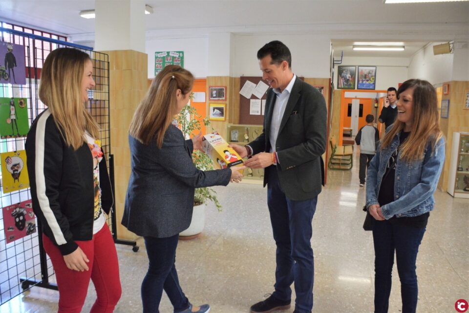 El Ayuntamiento de Elda comienza a distribuir el dispositivo anti atragantamiento por los colegios e institutos de la ciudad