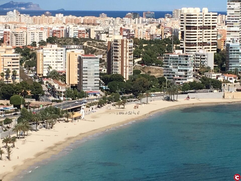 Alicante incorporará desde mañana el servicio de hamacas y sombrillas en todas las playas
