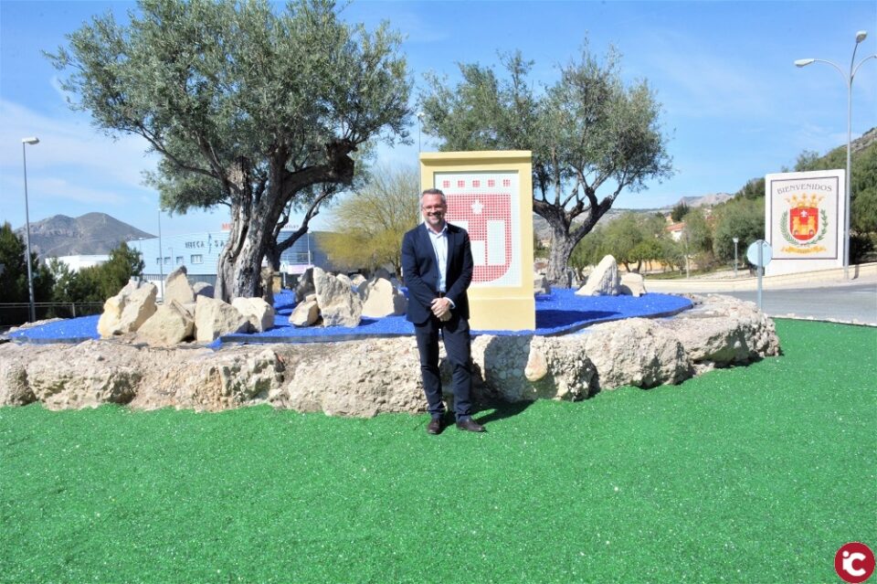 La rotonda de La Torreta de Elda estrena una nueva decoración realizada con vidrio reciclado