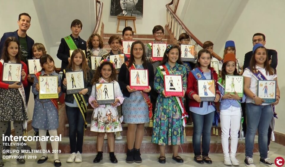 Los Cargos Festeros Infantiles visitan el Ayuntamiento de Elda