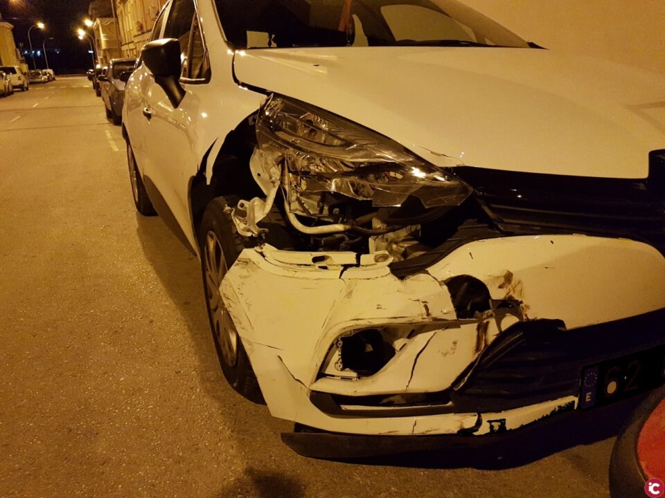 La Policía Local de Elda detiene a dos conductores sin carné tras causar importantes daños en varios vehículos estacionados