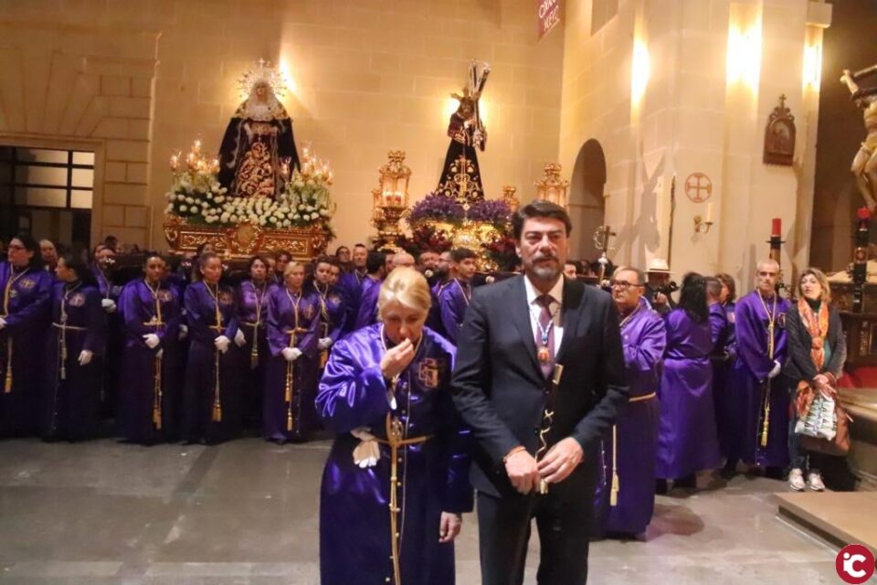 Luis Barcala procesiona con la Hermandad de Nuestro Padre Jesús