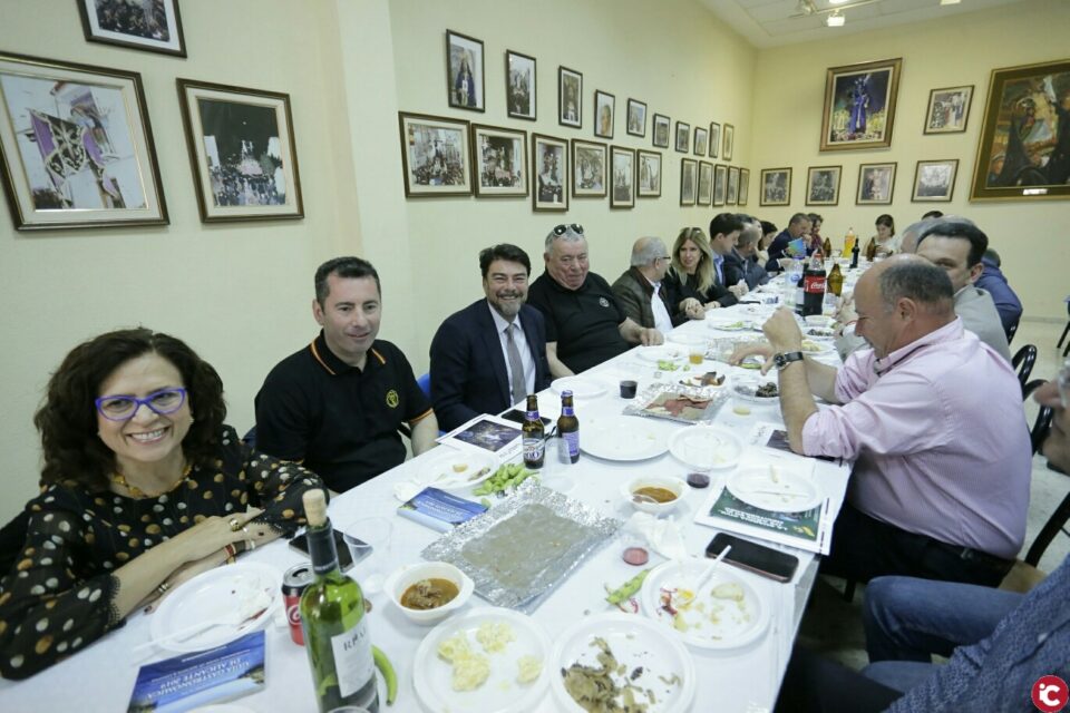 El alcalde asiste al tradicional almuerzo de la Hermandad de Santa Cruz en su día grande