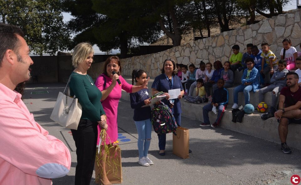 El Ayuntamiento premia a dos niñas de los colegios Santísima Faz y Gloria Fuertes por sus meritorios dibujos