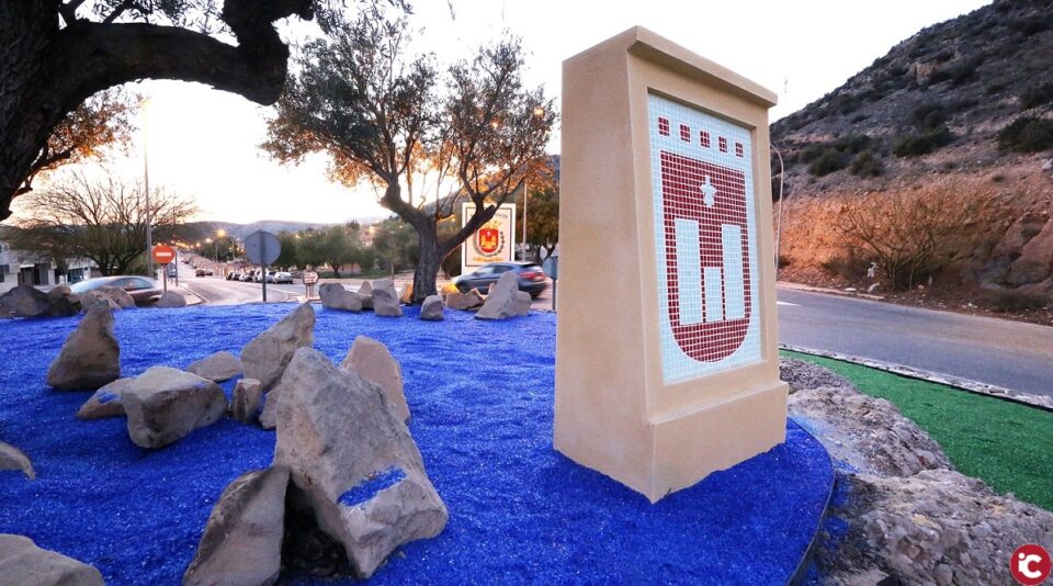 La rotonda de La Torreta de Elda estrena una nueva decoración realizada con vidrio reciclado