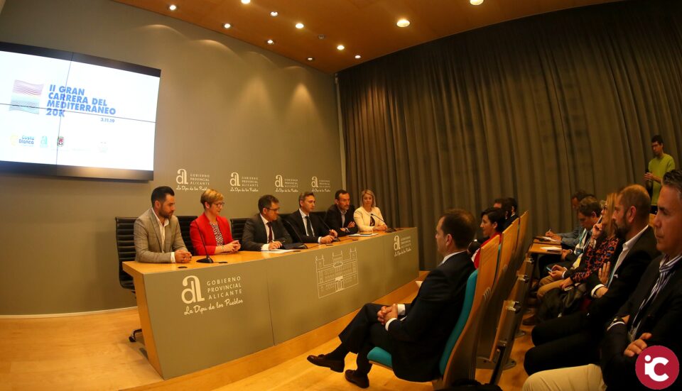 La Diputación de Alicante une running y paddle surf en la II edición de la Gran Carrera del Mediterráneo