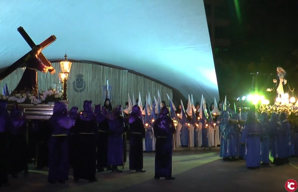 Emotivo encuentro entre el Padre Jesús Nazareno y Santa Mujer Verónica en la Plaza Castelar