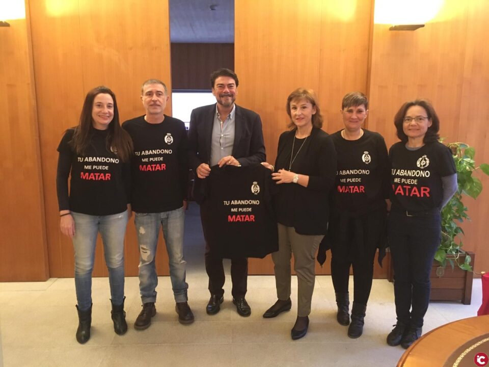 El Alcalde recibe a la Asociación Tu abandono me puede matar