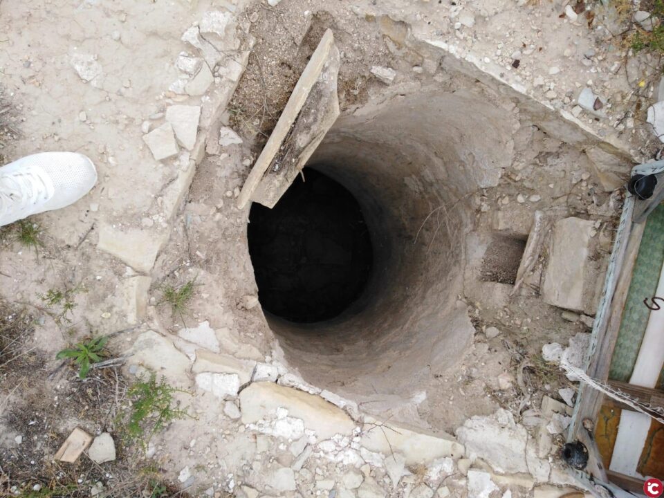 El Ayuntamiento de Elda sella tres pozos ubicados en parcelas privadas para evitar accidentes graves