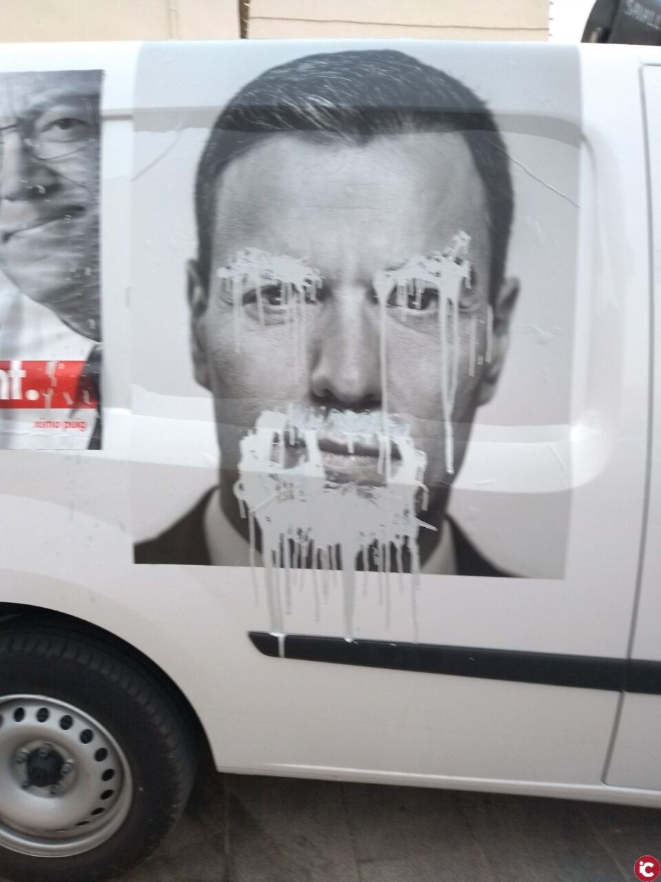 La furgoneta de la campaña electoral del PSOE ha sido objeto de un acto vandálico