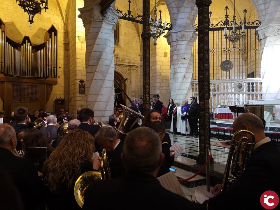 Procesión interna dentro de la Iglesia de Santiago por haberse suspendido la Procesión del Silencio por inclemencias metereológicas