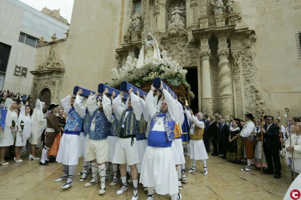 Encuentro entre la imagen de Nuestra Señora de la Alegría y el Santísimo Cristo Resucitado