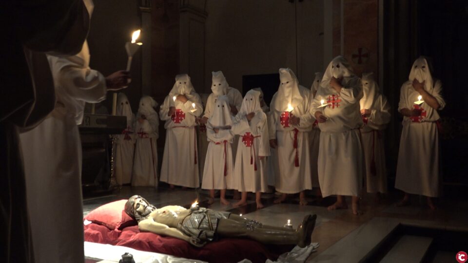 Procesión del Santo Entierro dentro de la Iglesia