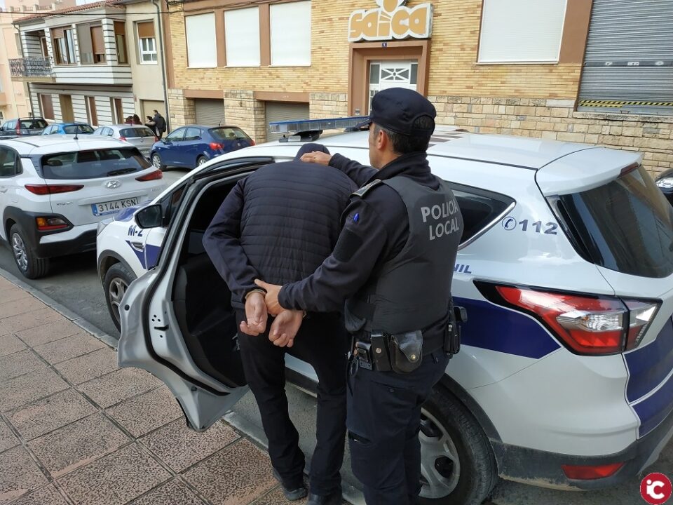 Persecución de un vehículo a alta velocidad por diversos caminos de la zona rural de Onil con síntomas de intoxicación alcohólica