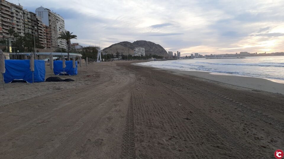 Las playas de Alicante estarán plenamente recuperadas para el uso de los bañistas el fin de semana tras el temporal