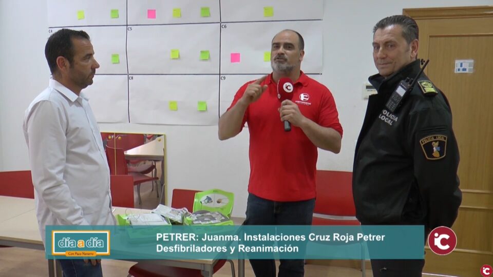 Curso sobre el uso y manejo de desfibriladores para policías