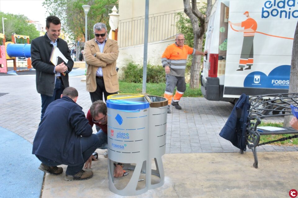 El Ayuntamiento de Elda y Fobesa colocan 120 papeleras de recogida selectiva por toda la ciudad