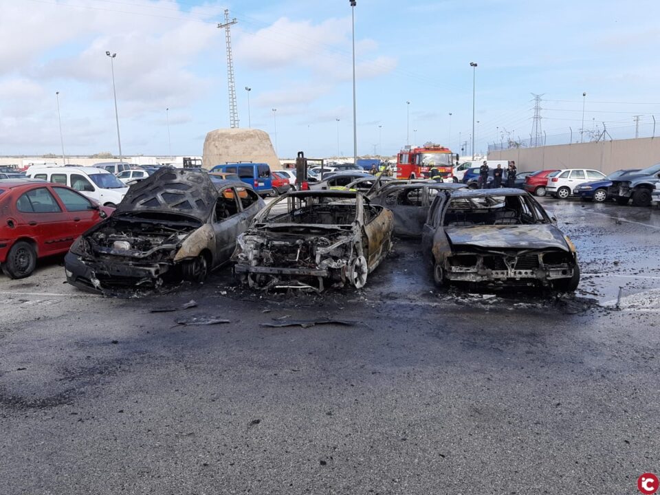 Los bomberos del SPEIS controlan un aparatoso incendio en el depósito de vehículos de la Policía Local de Alicante que afecta a siete coches
