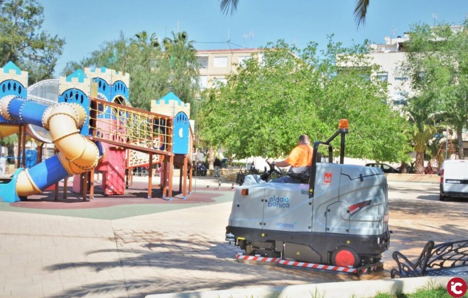 La limpieza viaria de Elda se refuerza con una fregadora eléctrica sin emisiones a la atmósfera