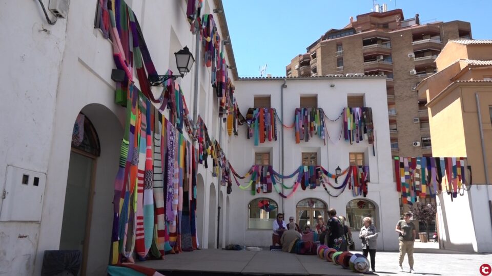 Los balcones de la Plaza Mayor y de la Plaza de Santiago lucen las "Madejas contra la Violencia sexista"