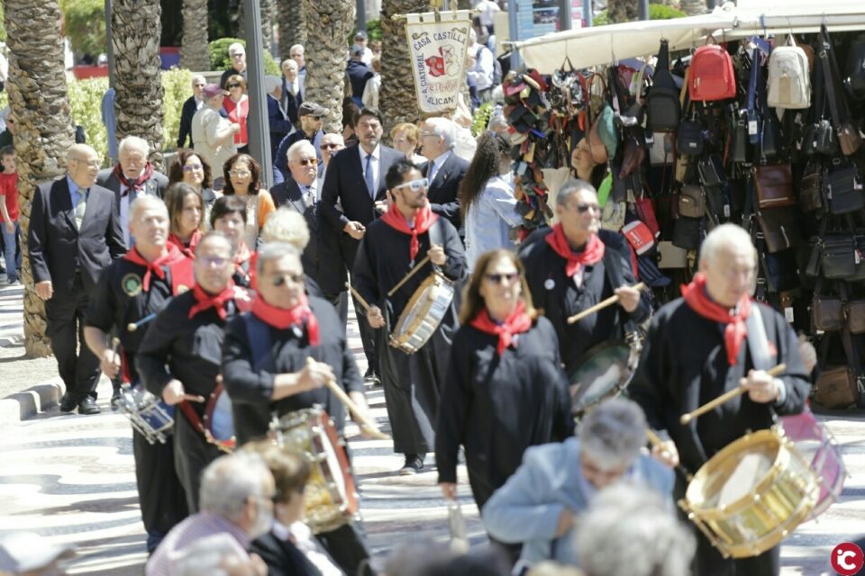 Recepción en el Salón Azul del Ayuntamiento a los representantes de la Federación de Casas Regionales de Alicante con motivo del Día del Alicantino de Adopción
