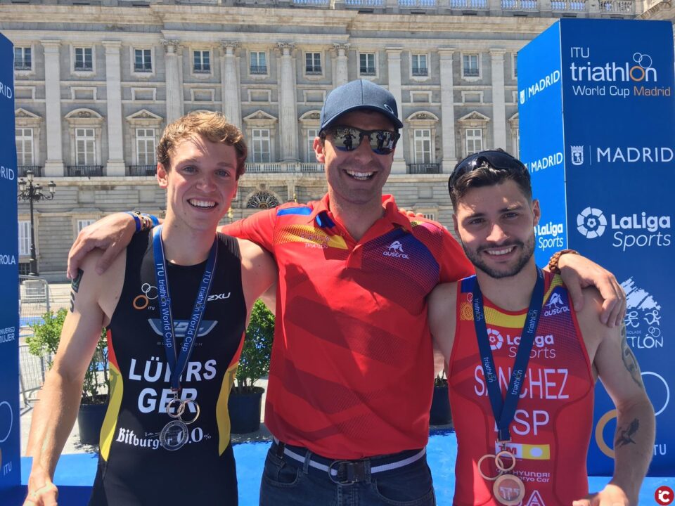 El equipo de triatlón de la Universidad de Alicante logra plata y bronce en la prueba de la Copa del Mundo en Madrid