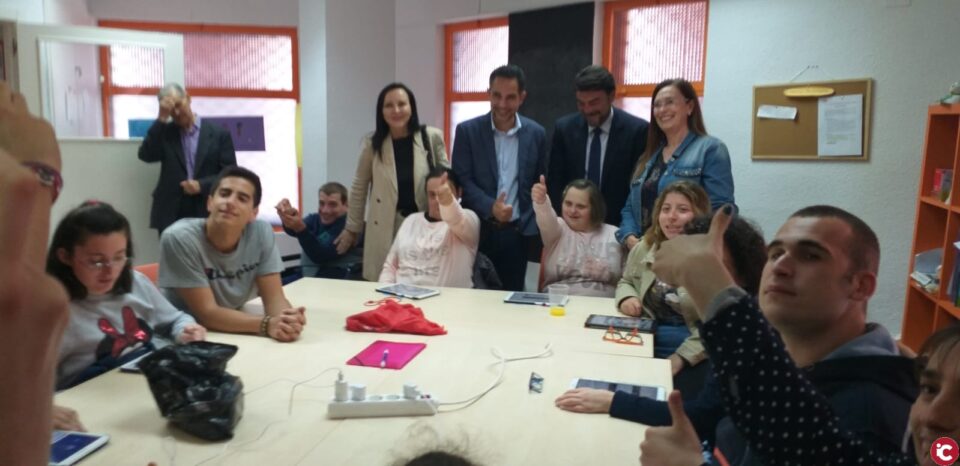 El alcalde visita las instalaciones de la Asociación de Ocio Ocupacional para Personas con Discapacidad Intelectual y se interesa por las posibilidades de ampliación del centro