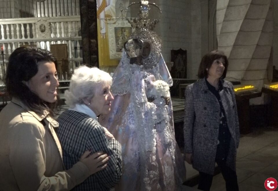 La Junta de la Virgen celebra el día de la madre con un besamanos a la Patrona de Villena