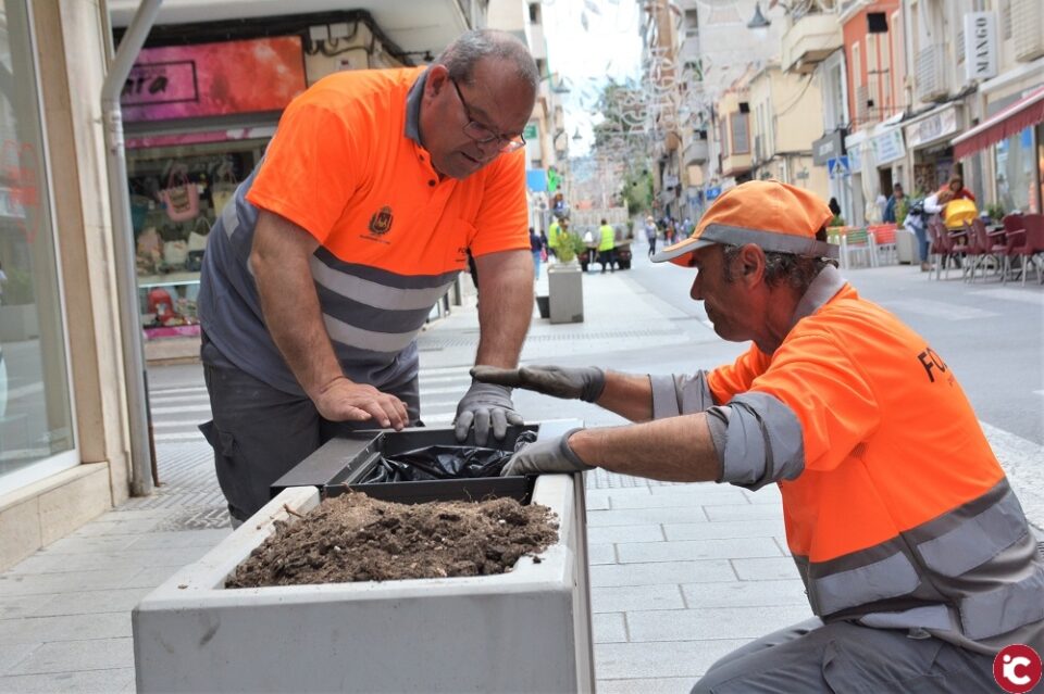 El Ayuntamiento de Elda y Fobesa instalan 70 novedosas papeleras diseñadas para ser acopladas en las jardineras de la ciudad