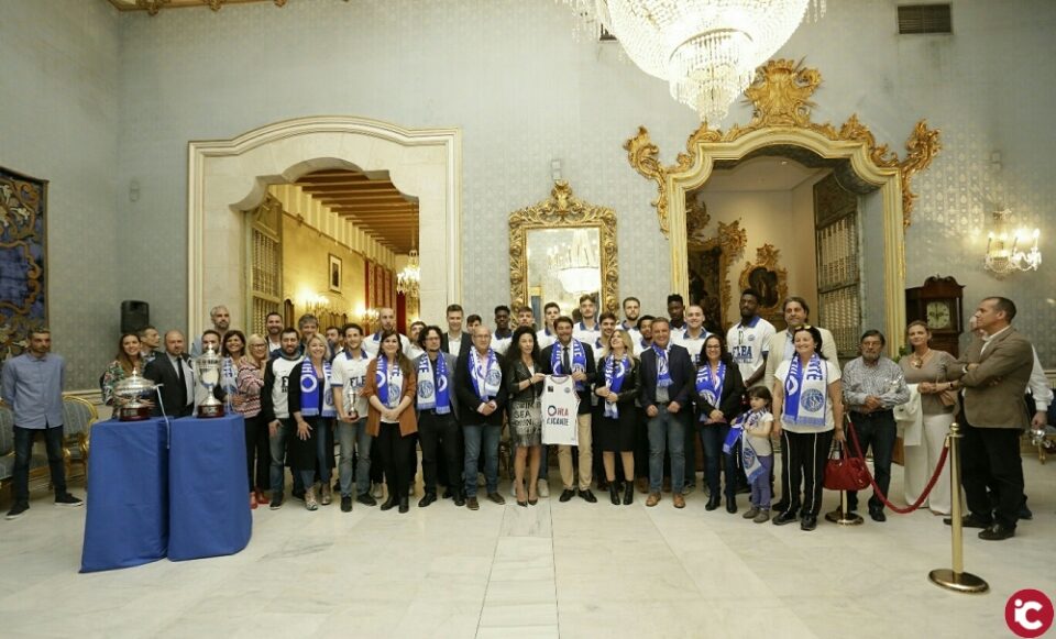 Homenaje del Ayuntamiento al HLA Lucentum por su ascenso a la liga LEB Oro de Baloncesto