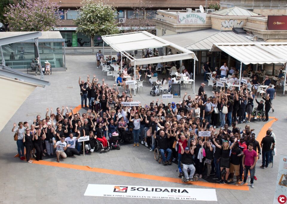 Más de 100 personas hacen una X Solidaria en la Plaza 25 de Mayo