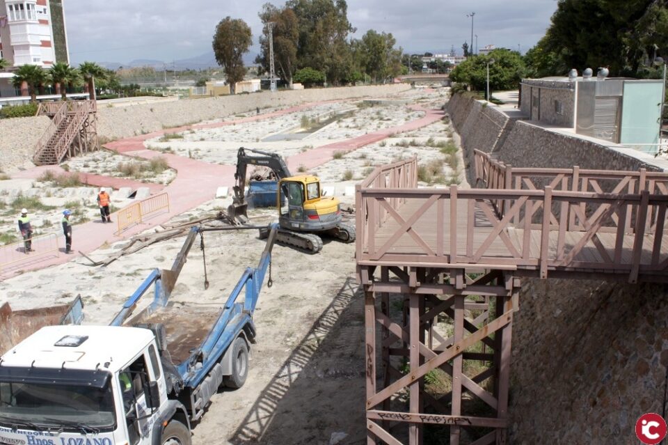 El Ayuntamiento inicia los trabajos de desmontaje para sustituir la pasarela deteriorada de la Albufereta