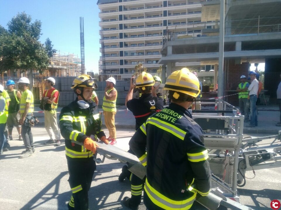 Los bomberos del SPEIS evacúan a un trabajador que resulta herido en una obra de construcción con el vehículo escalera desde una altura de 25 metros