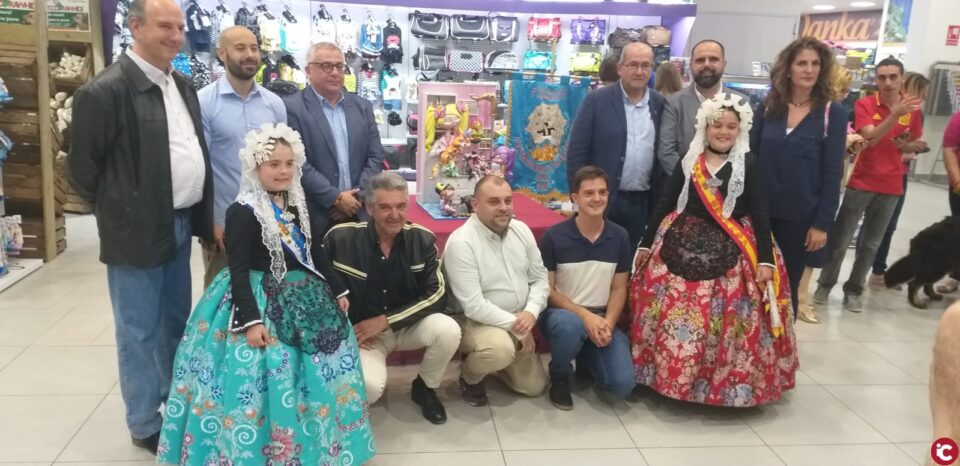 Presentación del ninot infantil de la Hoguera Doctor Bergez Carolinas