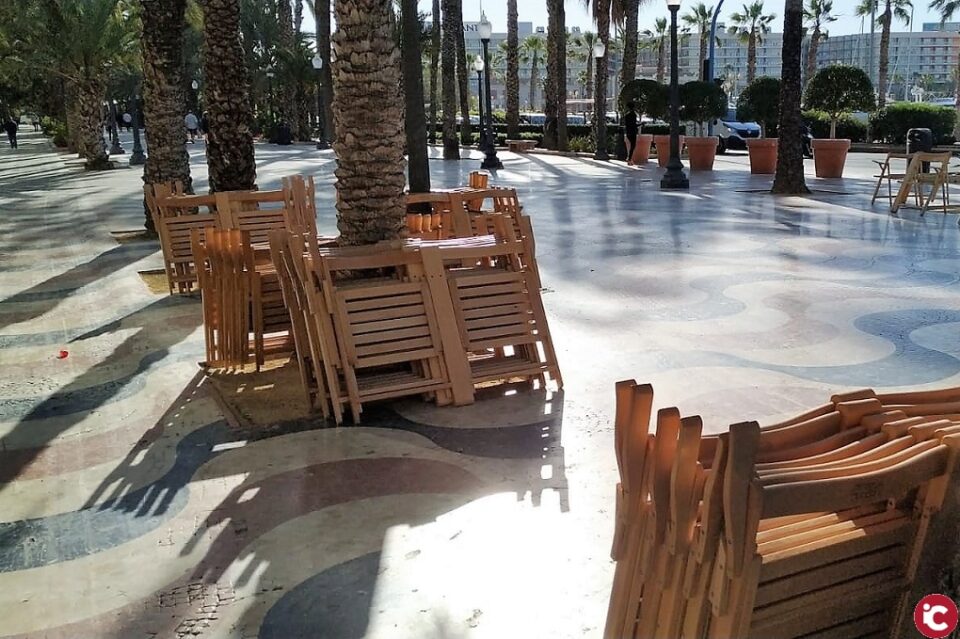 El Ayuntamiento de Alicante repone más de 20 sillas dobles en la Explanada para atender la creciente demanda de los usuarios ante la proximidad del verano