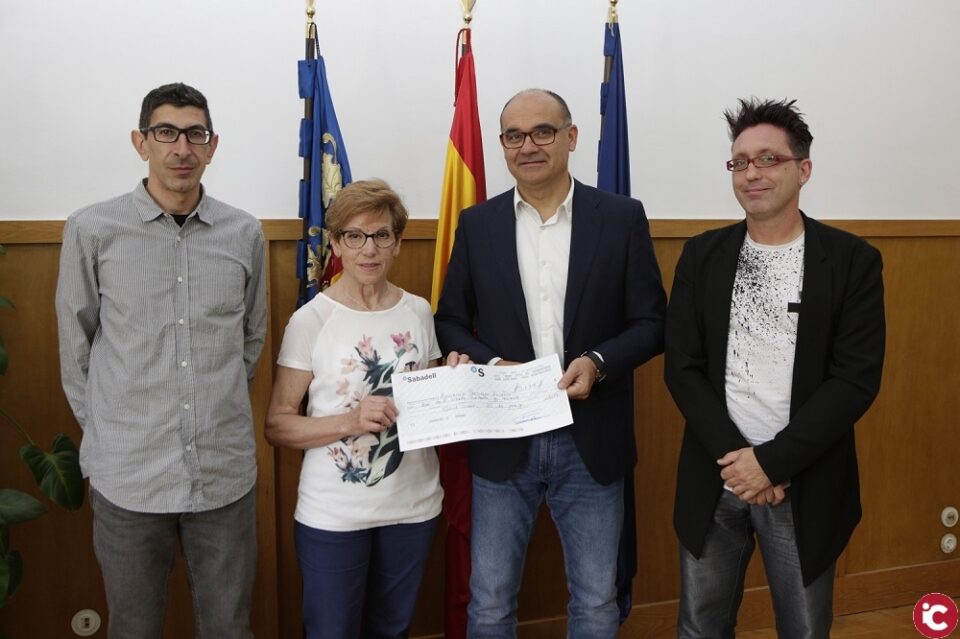 L'Associació Parkinson d'Alacant rep el xec de solidari de l'òpera L'Elisir d'amore