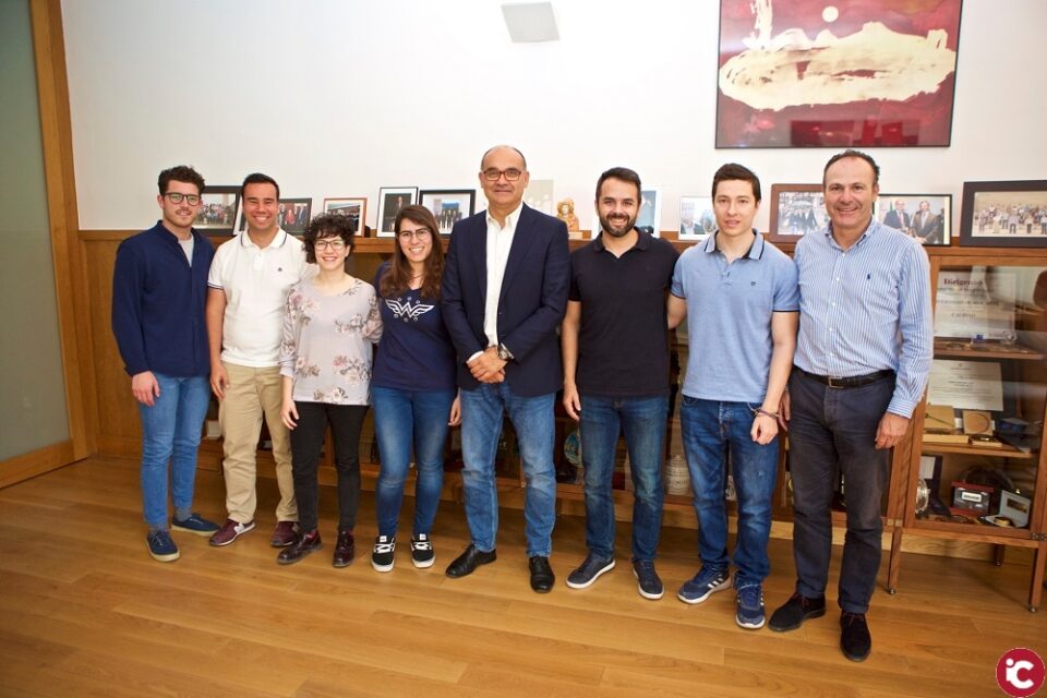 El rector de la UA rep l'equip d'estudiants premiats amb el segon lloc en la competició Vodafone Campus Lab