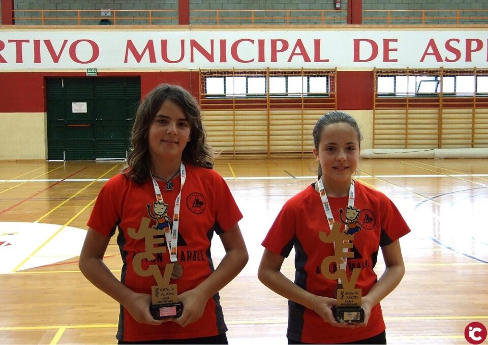 Nieves Galvañ se proclama campeona provincial de bádminton individual y de dobles con Blanca Sánchez