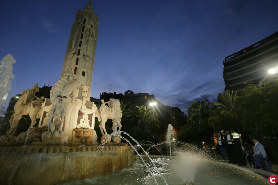 La Policía Local de Alicante detiene a una persona por un presunto delito contra el patrimonio histórico en la Plaza de Los Luceros que ha ocasionado daños al golpear con un martillo las patas de las esculturas de los caballos